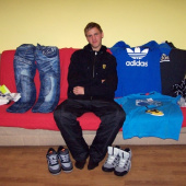 Tomáš z DD Kašperské Hory si nakoupil oblečení za peníze, které byly vybrány na Mistrovství střechařů od společnosti IKO. 
