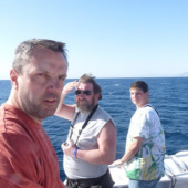Lukáš s ředitelem prodeje První chodské Milanem Sartoriem a pokrývačem  Jardou Novákem z písecka na lodi směřující k jordánským břehům 